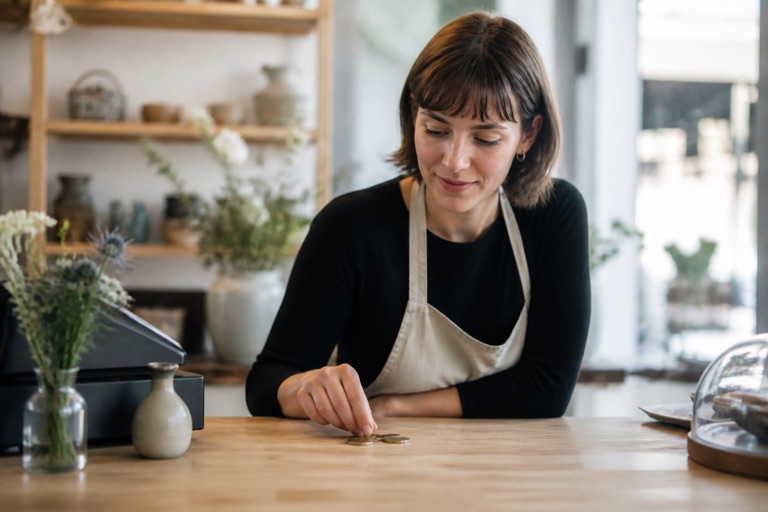 Person bei der Teilzeitarbeit an ihrem Arbeitsplatz